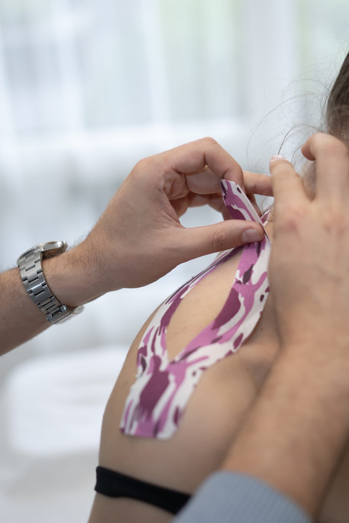 Pose de bandes de taping (kinesio-taping)