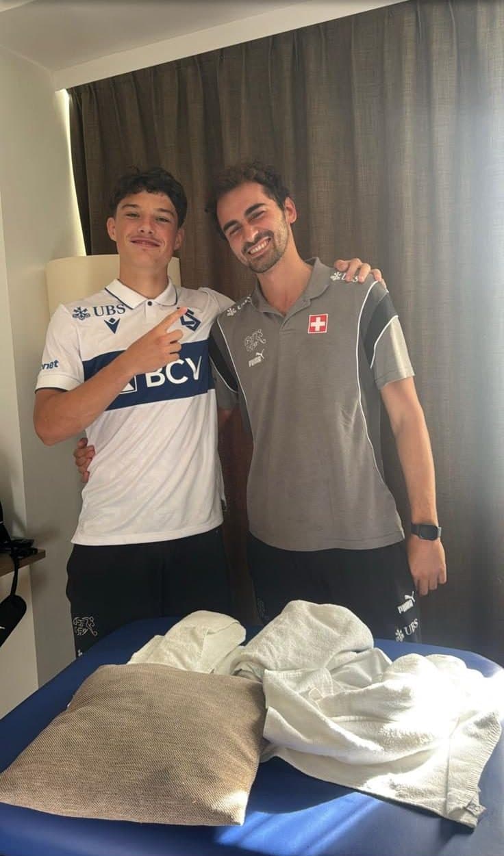 Giuseppe Costa avec un joueur de l’équipe suisse de football M18