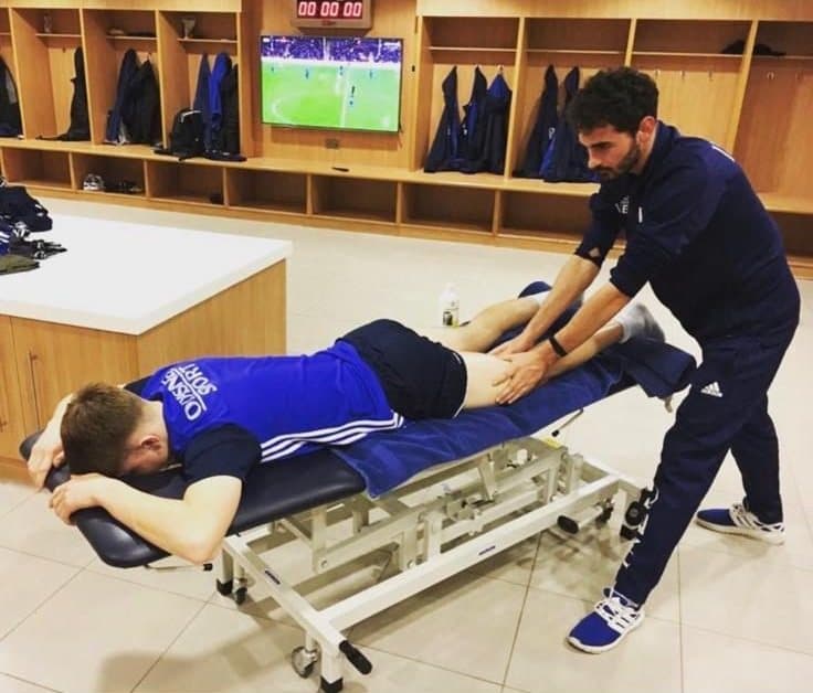 Soins en vestiaire lors d’un match de football