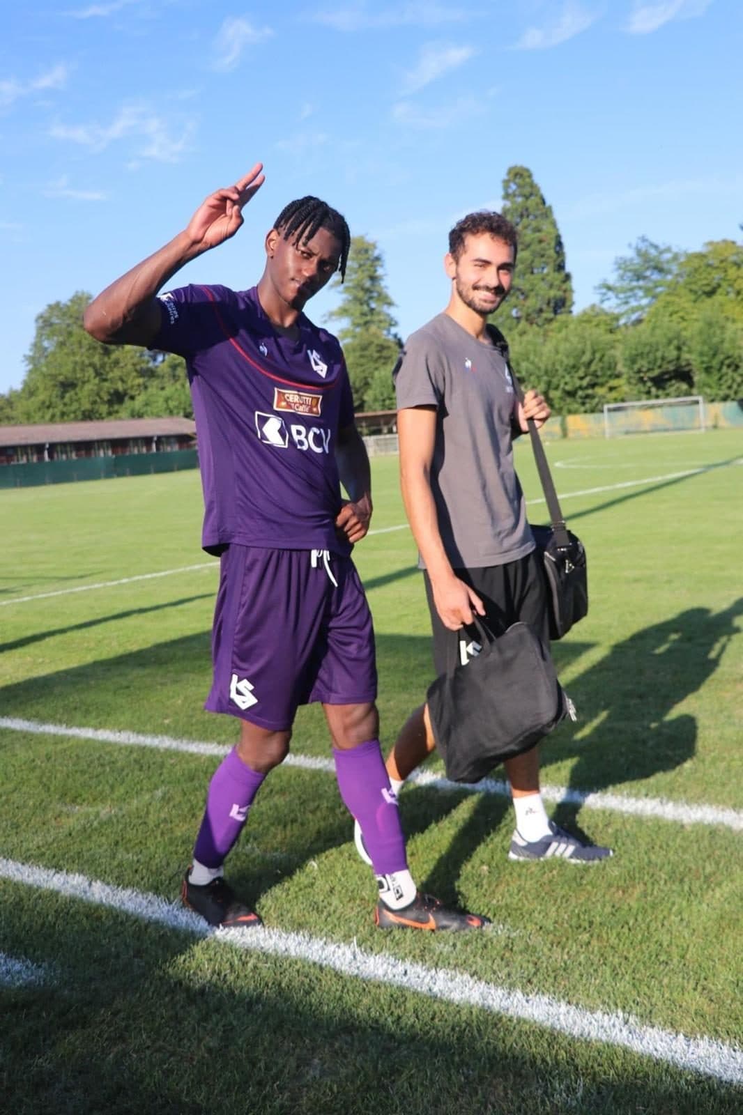 Giuseppe Costa au bord du terrain avec un joueur